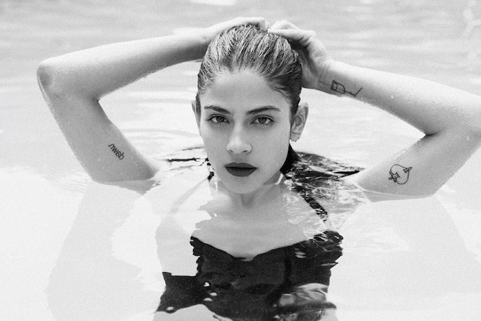 tatouage poignet femme, dessin en encre en forme de coeur, jeune femme dans la piscine