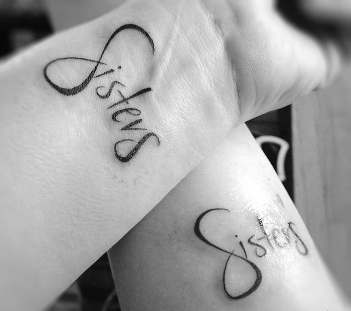 tatouages infini sur le poignet en commun tattoo de soeurs
