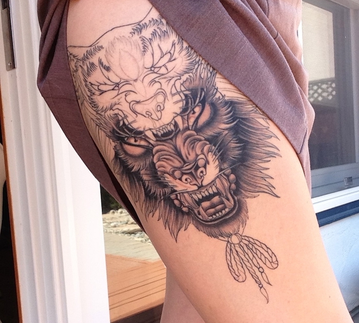 symbole tatouage, art corporel en encre, modèle de tatouage pour femme à design loup