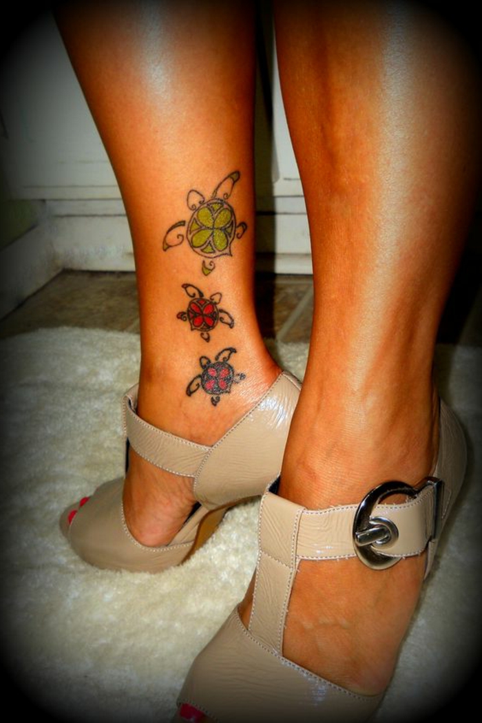tatouage femme, tatouage mollet femme, tortues colorées placées au-dessus de la cheville