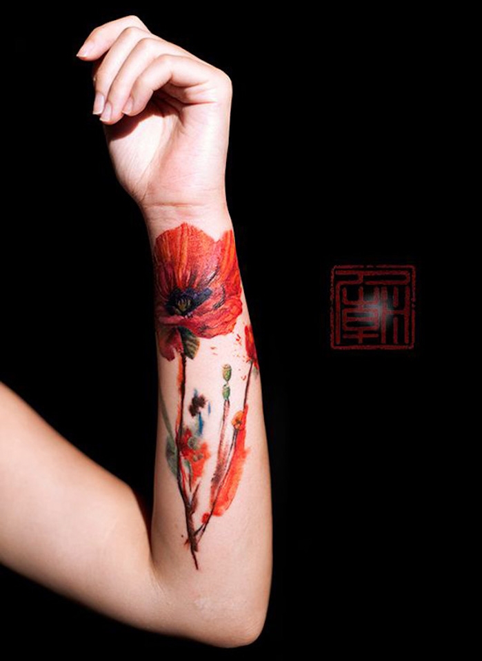 fleur tatoo symbole du coquelicot tatouage sur le poignet et avant bras