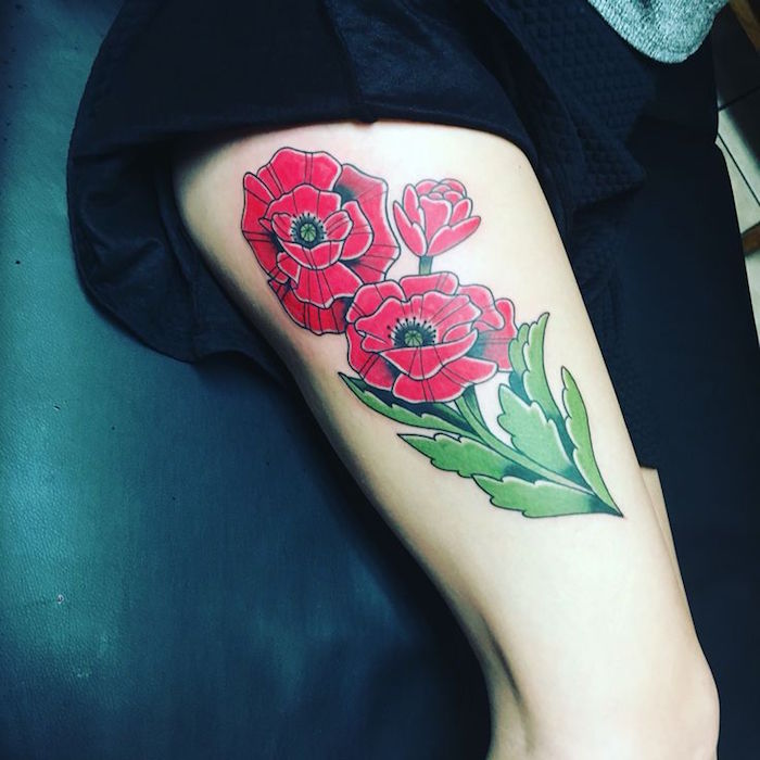 tatouage rose old school sur la cuisse et tattoo fleurs rouge femme modele