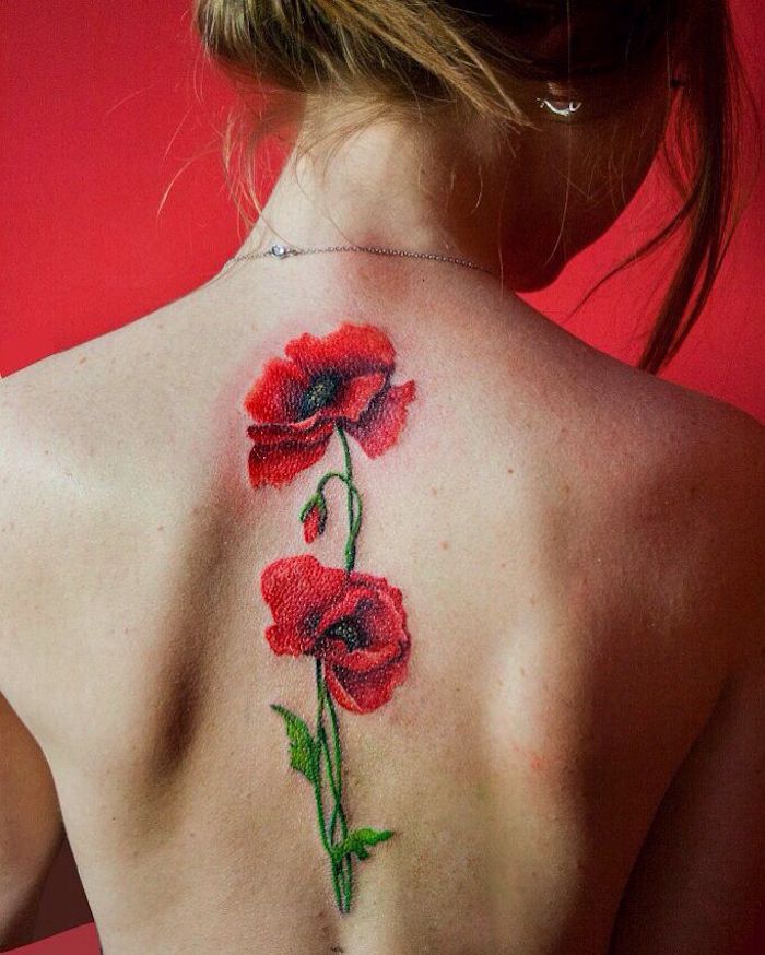 tatouage fleur coquelicot rouge et vert dans le dos femme