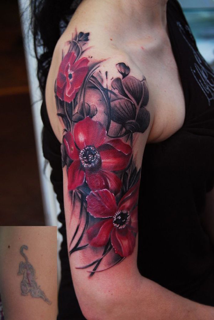 tatouage fleur epaule bras noir et rouge fleurs coquelicots