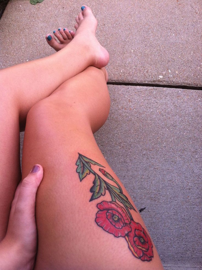 tatouage fleur sur la cuisse femme style tatouage coquelicot rouge grand