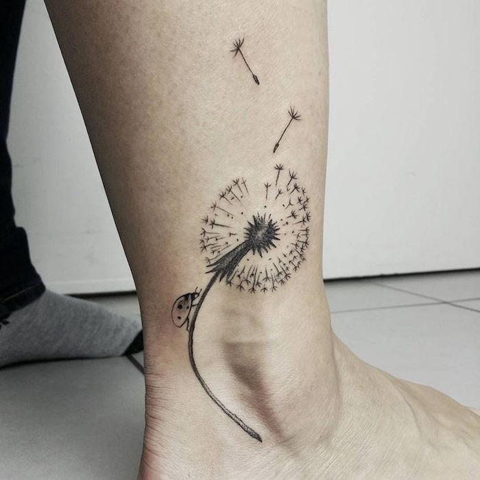 tatouage pissenlit cheville tattoo coccinelle fleurs
