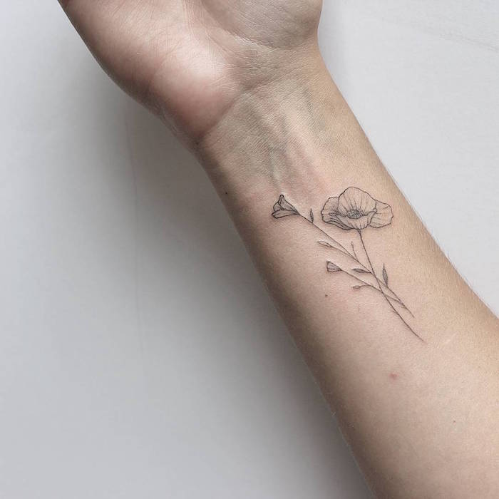 coquelicot tatouage signification tatouage fleur noir discret poignet