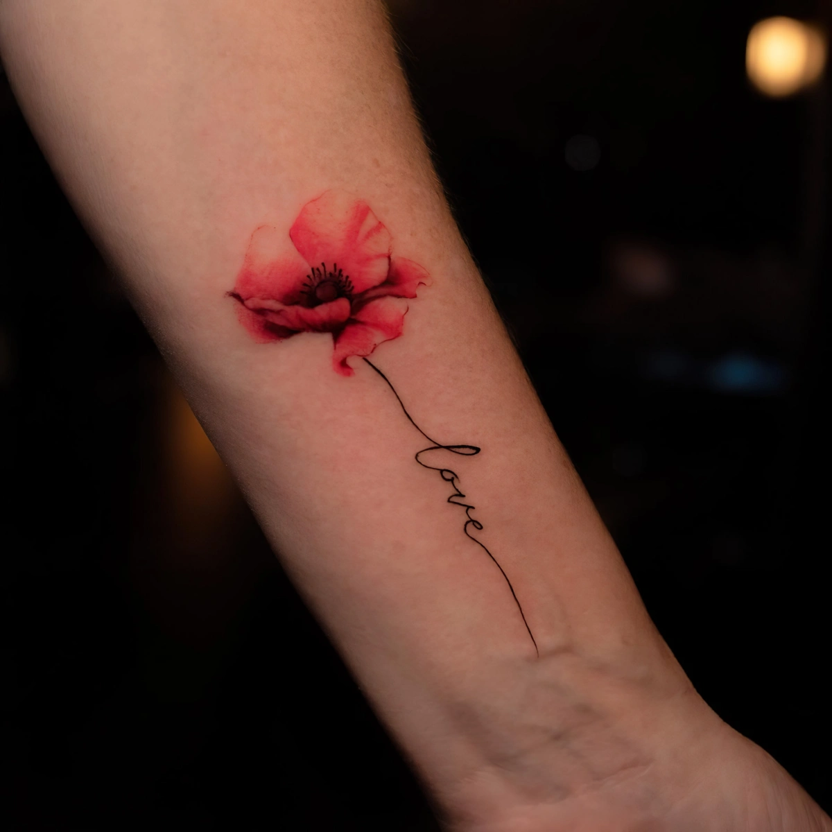 tatouage fleur rouge aquarelle mot amour dessin sur peau