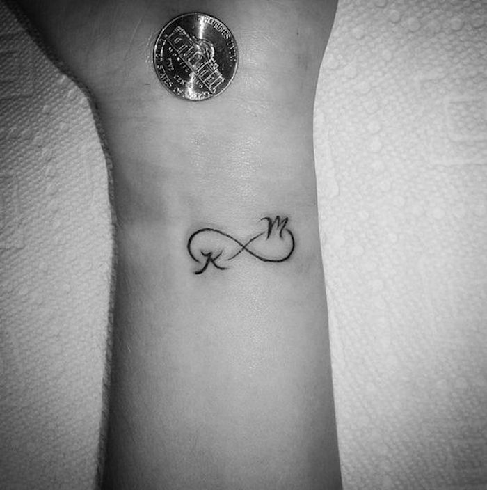 petit tattoo de poignet avec symbole et initiales amour éternel infini