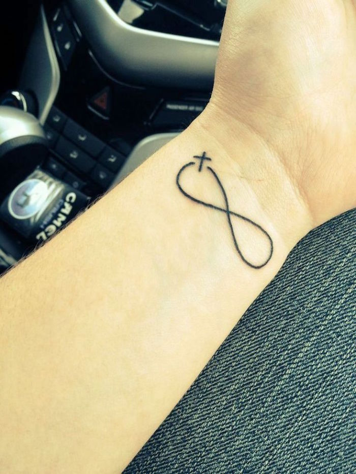 tatoo signe l infini sur le poignet avec tattoo croix discret