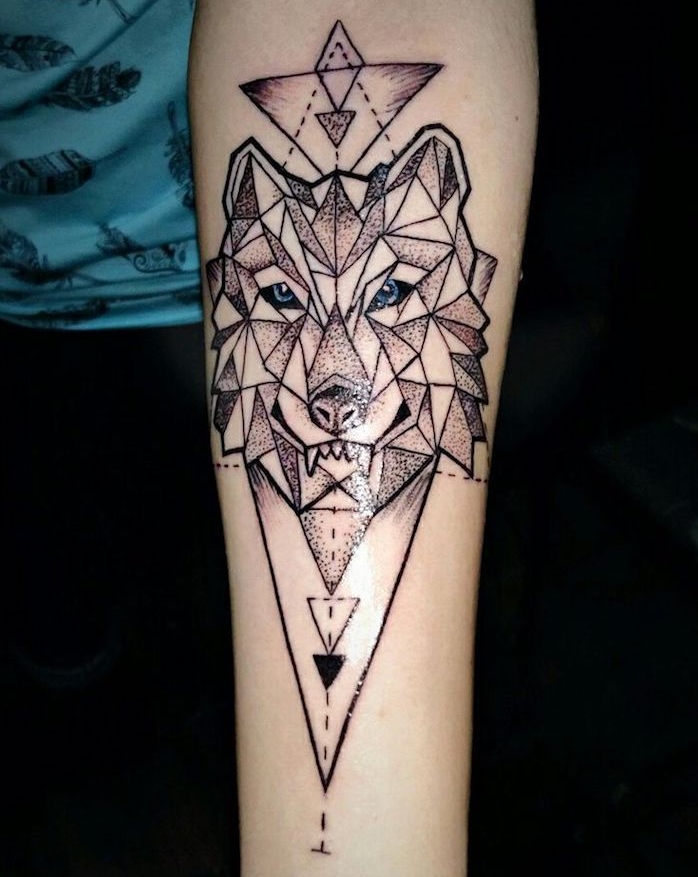 symbole tatouage, dessin tête de loup à lignes géométriques sur le bras, idée tatouage pour femme et homme