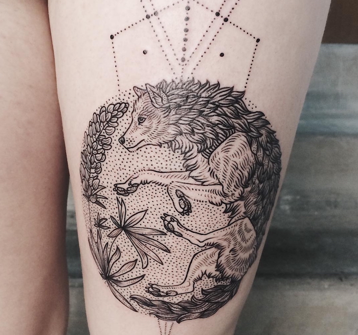 signification tatouage, dessin en encre sur jambe féminine, tattoo à design loup dans la nature avec fleurs
