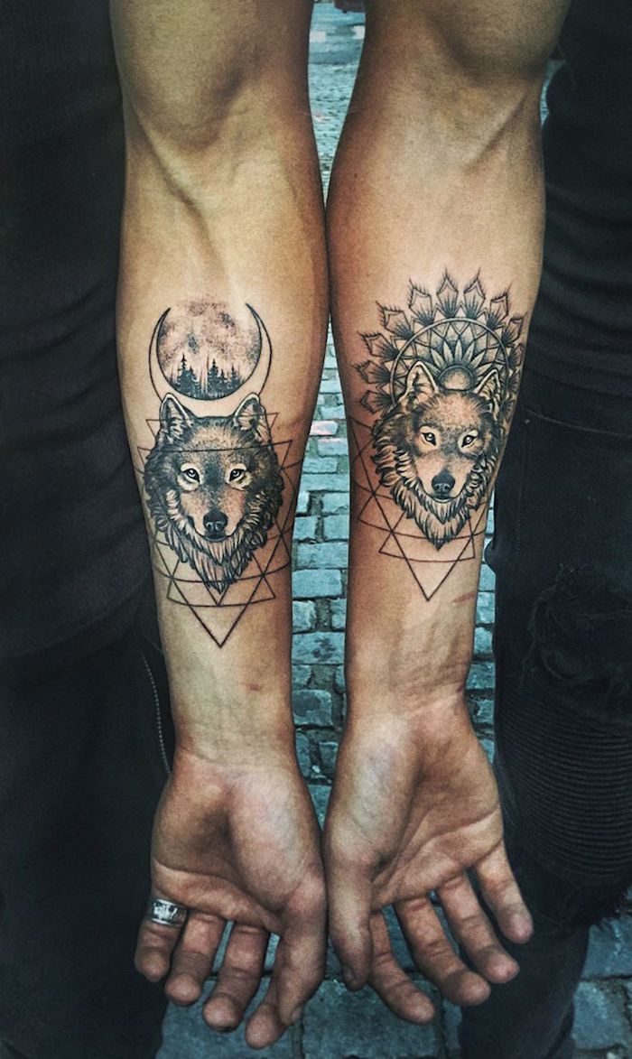 tatouage bras homme, dessin en encre tête de loup avec lune et paysage nocturne à lignes géométriques