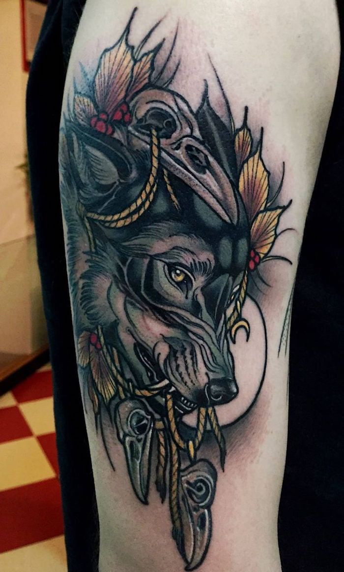 tatouage homme, art corporel en encre sur le bras, tatouage loup en couleurs
