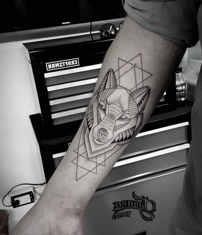tatouage loup geometrique, idée quel tattoo choisir pour homme, dessin visage de loup