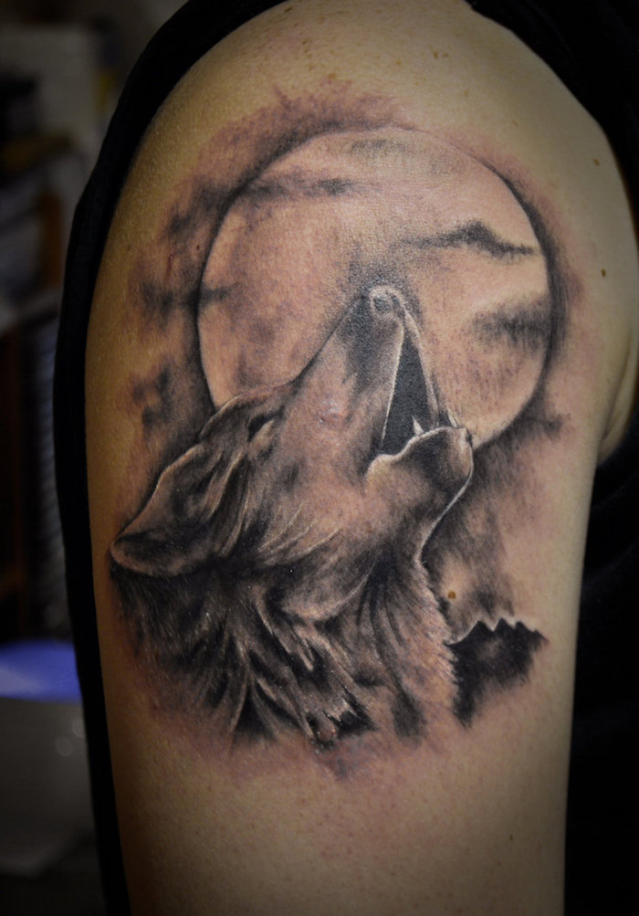 tatouage bras homme, art corporel à design animal, dessin sur la peau tête de loup et pleine lune
