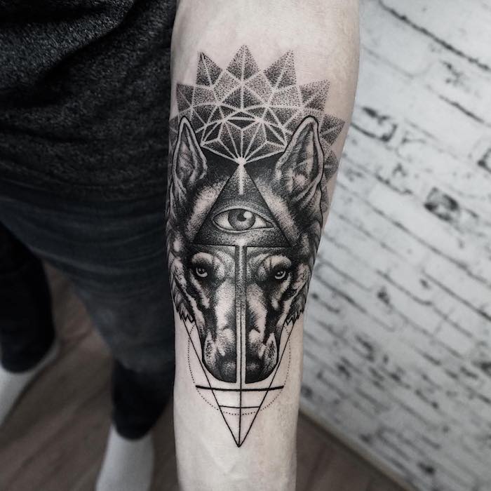 idée tatouage, art corporel en encre pour homme, tatouage de loup sur le bras