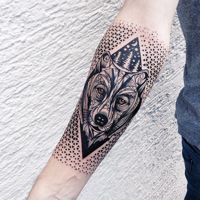 tatouage bras homme, idée quel tatouage choisir pour le bras, dessin paysage nocturne avec tête de loup