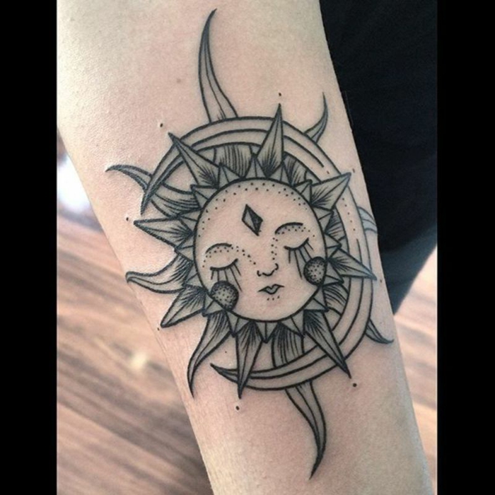 tatouage lune et soleil, design abstrait de lune et de soleil ensemble, alliance des oppositions