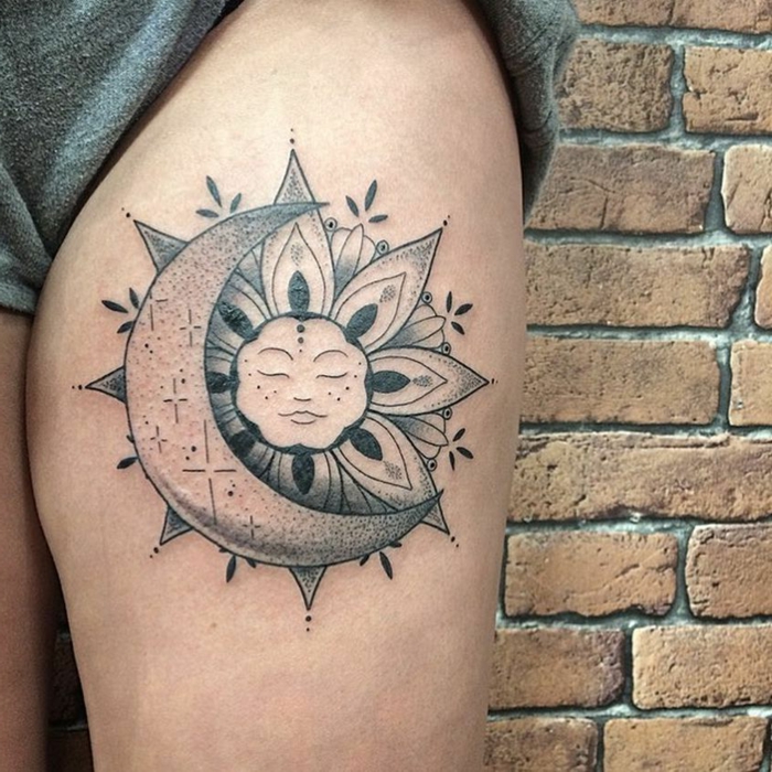 tatouage lune et soleil, un soleil qui ressemble à une fleur touché par la lune