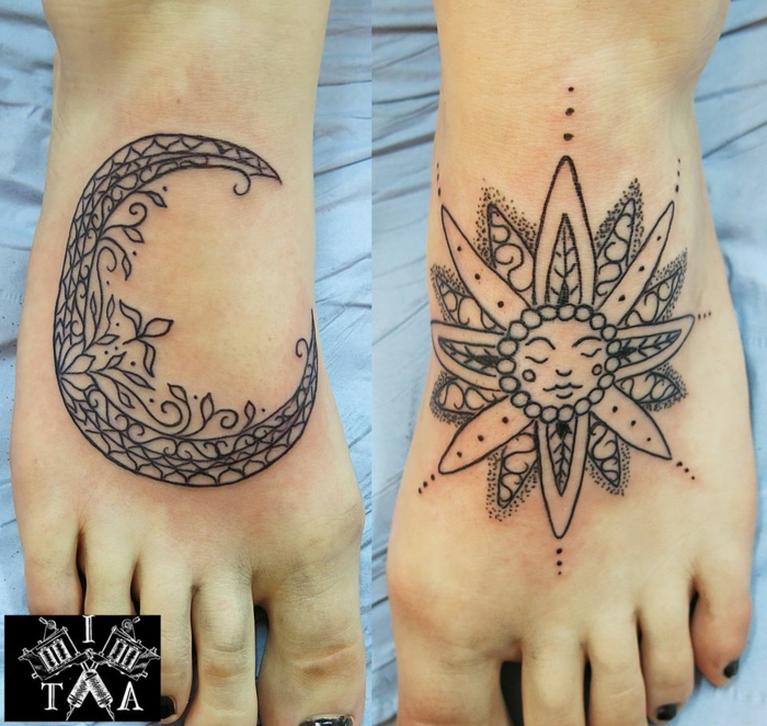 tatouage lune et soleil, le soleil et la lune en designs magnifiques tatoués sur les deux pieds