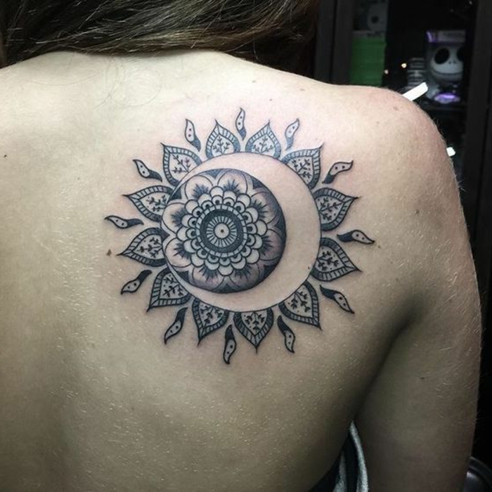 tatouage lune, mandala soleil et lune, tatuage avec encre noire sur le dos, 
