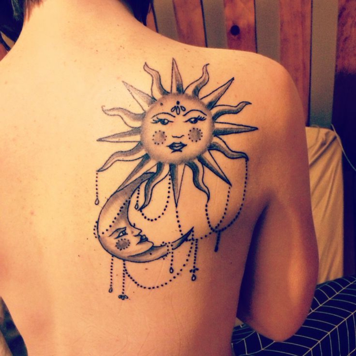tatouage lune signification, tatouage au dos femme, soleil et lune ensemble