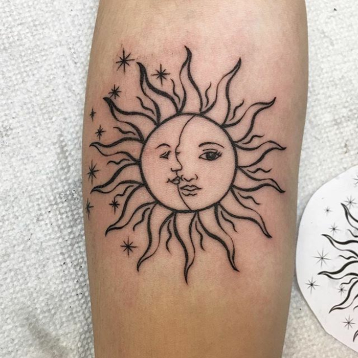 tatouage lune signification, tatouage au bras, les deux corps célestes les plus syboliques