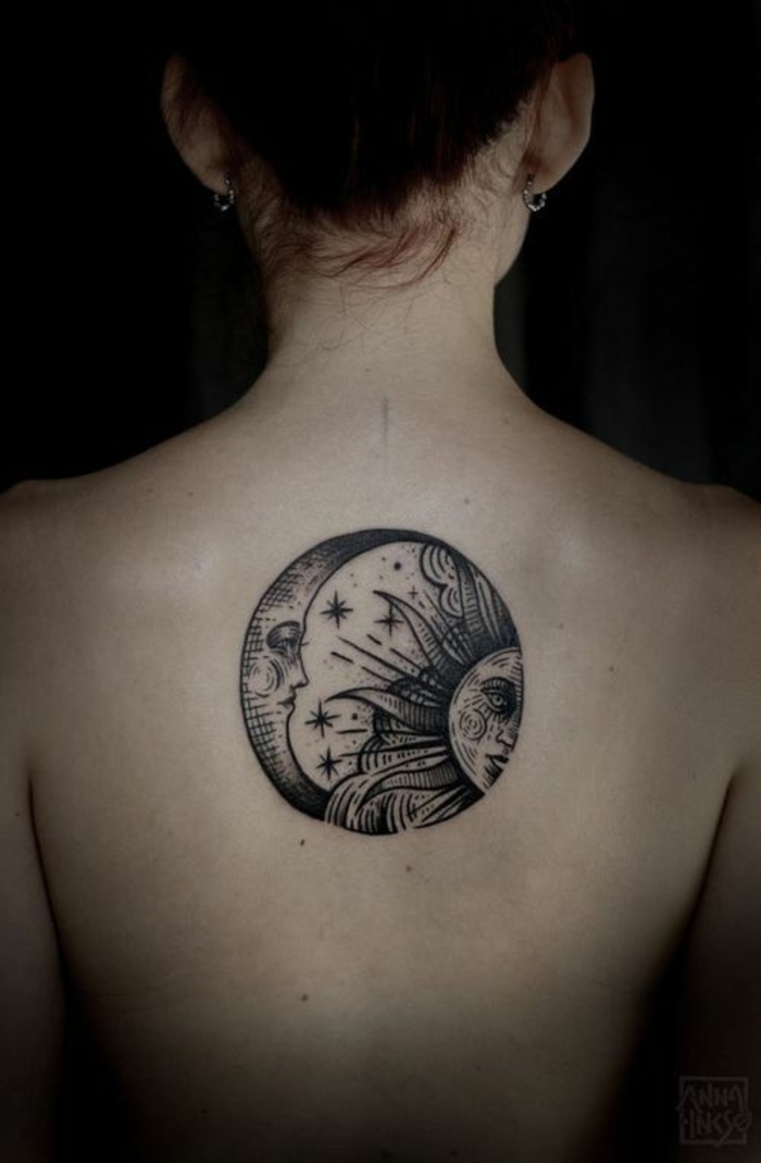 tatouage lune, tatouage dos lune et soleil, étoiles et alliance de la lune et du soleil