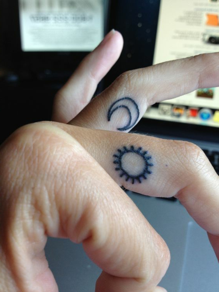 tatouage lune, tatouages à l'intérieur des doigts avec encre noir, symboles célestes 