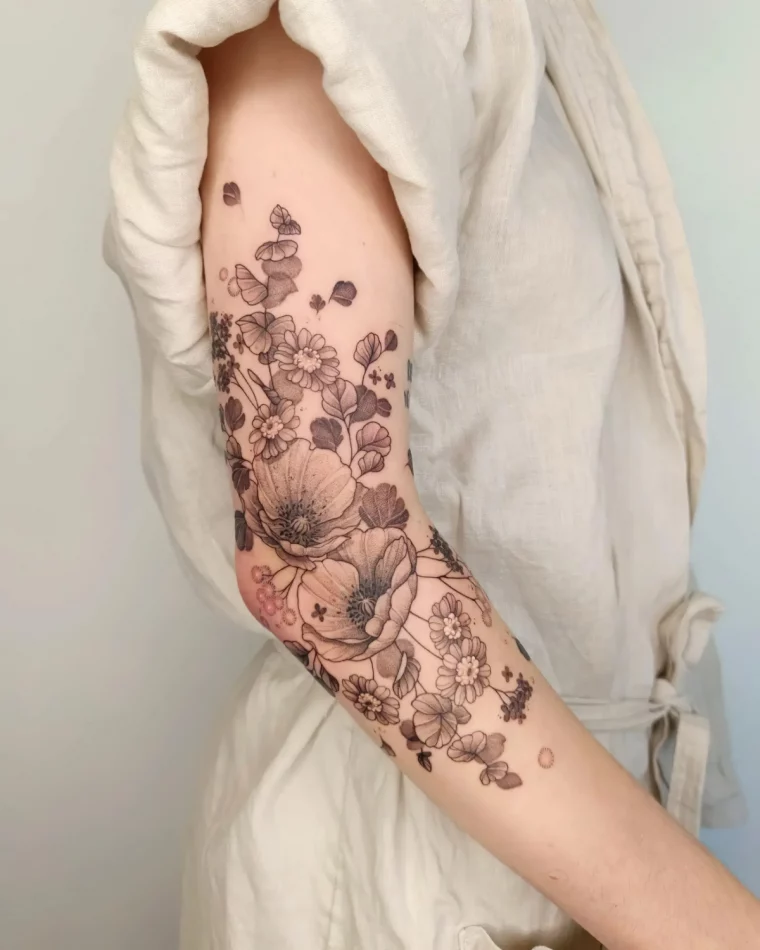 tatouage manchette femme motif fleurs petales pavot rouge