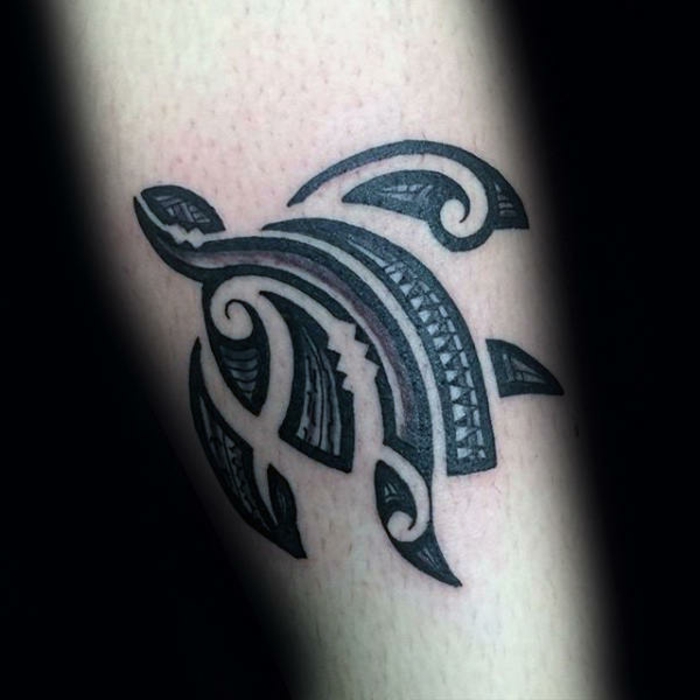tatouage maori, tortue noire symbole de la famille, tatouage tribal noir