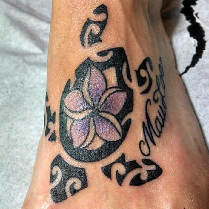 tatouage tortue maorie signification, se tatouer une tortue sur le pied, encre noire et lilas
