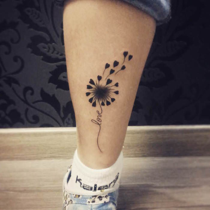 tattoo pissenlit romantique et tatouage mollet de fleurs