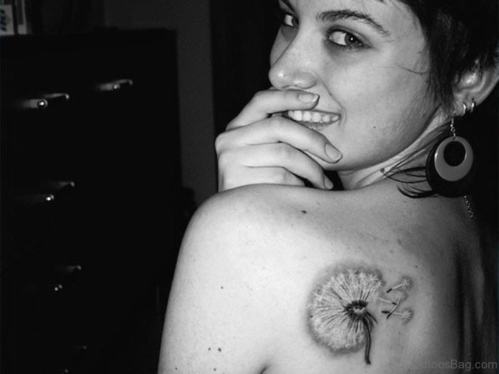 tatouage femme sur l omoplate tattoo encre blanche pissenlit épaule