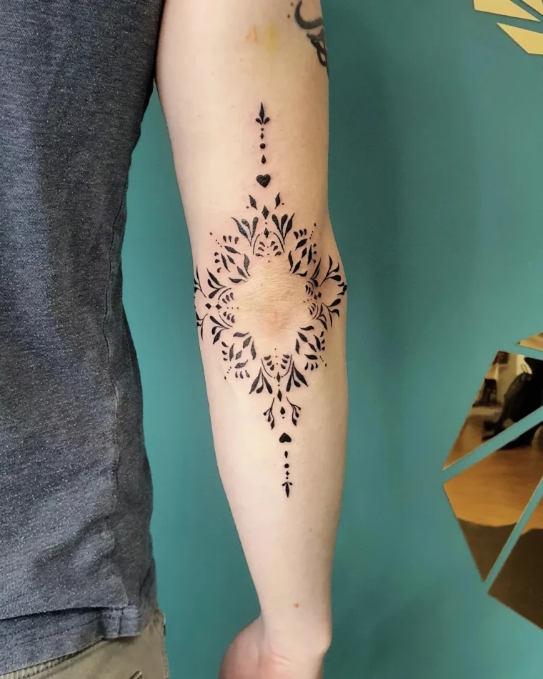 tatouage ornemental details coeur motifs complexe pendantif