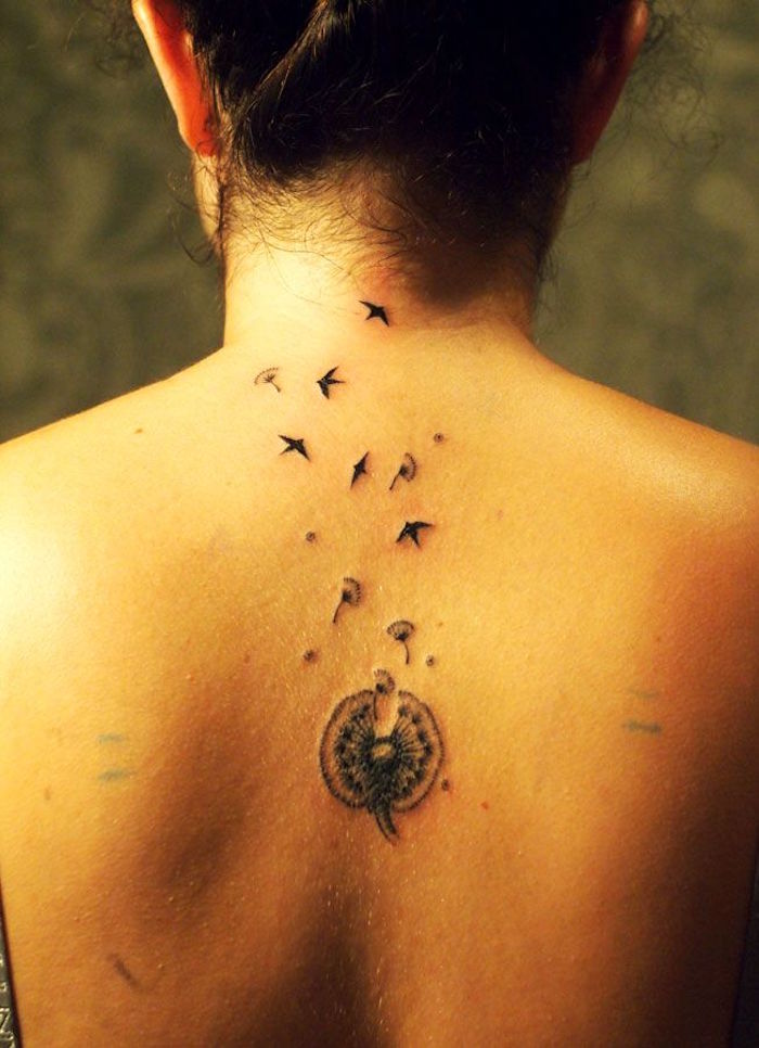 tatouage dos femme pissenlit volant dans la nuque