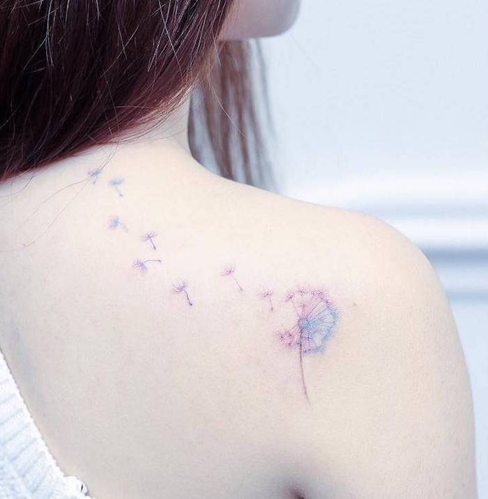 tatouage pissenlit en couleurs sur l épaule femme