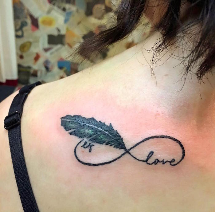 tatouage plume éternité noeud infini sur le dos et l'épaule femme