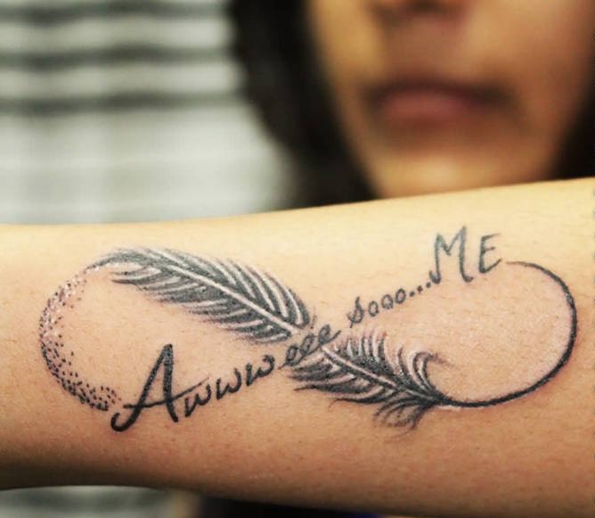 tatouage plume infini sur avant bras femme symbole éternité