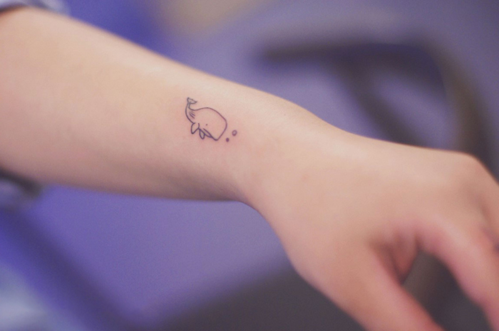 dessin baleine en miniature, art corporel à design animal sur la peau, petit tatouage pour femme