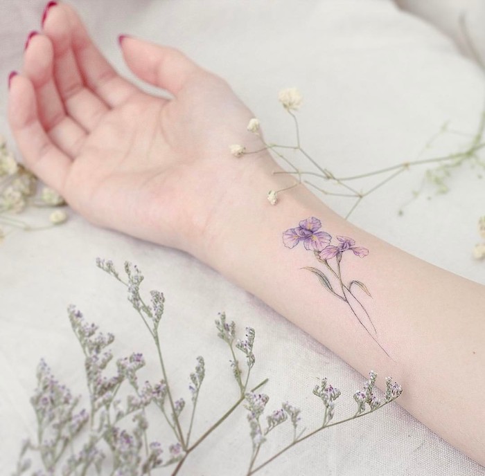 idée tatouage, nappe de table blanche, bouquet de fleurs séchées, dessin en couleur sur la peau