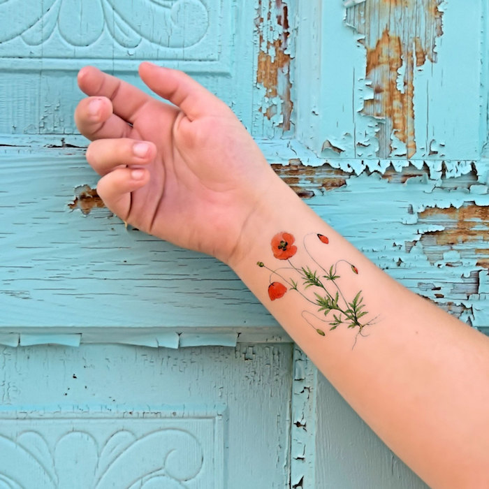 tatouage fleur coquelicot orange sur le poignet