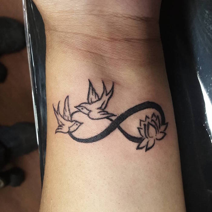 signe de l'infini tatoué sur le poignet et tatouage oiseaux hirondelles