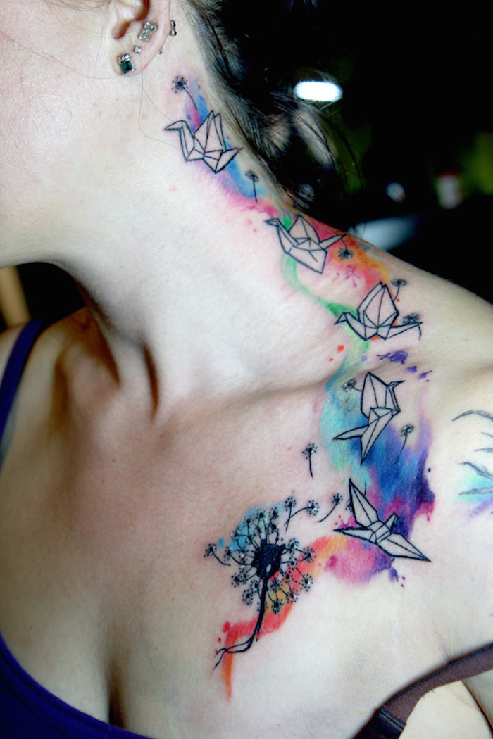 grand tatouage femme en couleurs de la poitrine au cou avec origami et pissenlit
