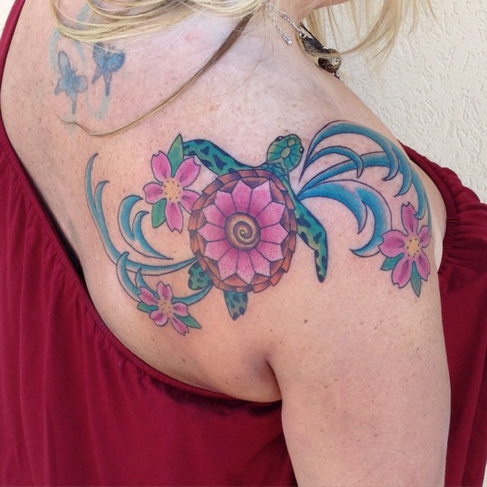 tatouage femme épaule, jolie tortue avec des fleurs roses épanouies