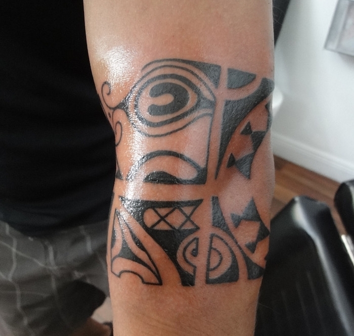 signification maori tatouage petits tatouages tattoo bras femme polynesien