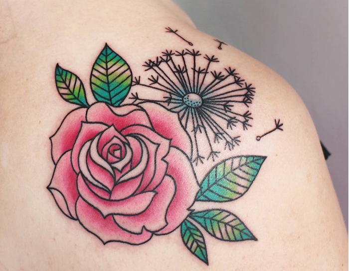 tatouage rose epaule et tatto pissenlit dos femme