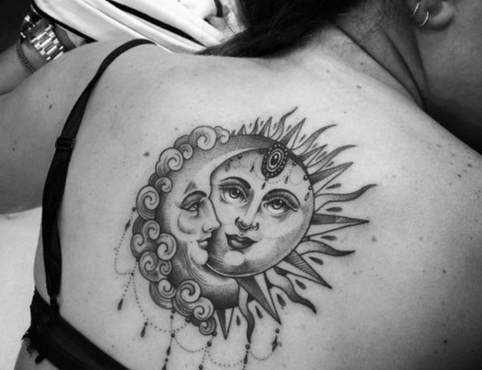 tatouage soleil et lune, une femme et un homme amoureux en forme de lune et de soleil