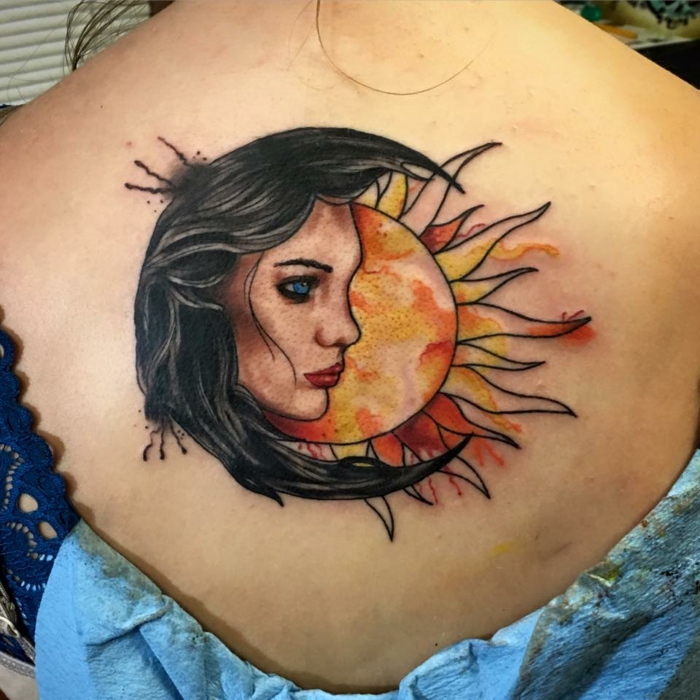 tatouage soleil, la lune comme jolie femme aux cheveux noirs et aux yeus bleus et le soleil